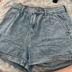 Women American eagle jean shorts perfect condition size 2 but can fit 4